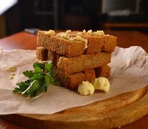 Гренки пшеничные с чесночным соусом