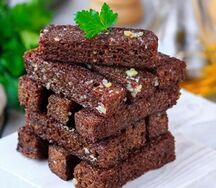 Гренки бородинские с чесночным соусом