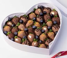 Сердце с клубникой в шоколаде и голубикой Купидон М