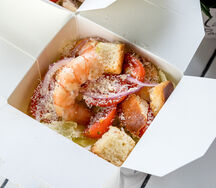 Салат Цезарь по-китайски с тигровыми креветками