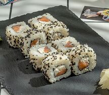 Ролл с лососем и снежным крабом