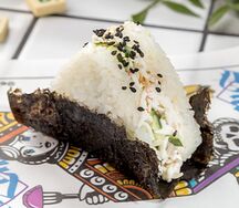 Онигири с крабом