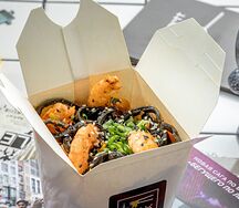 Вок с тигровыми креветками