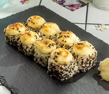 Запеченный ролл с лососем и снежным крабом