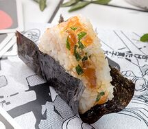 Онигири с лососем