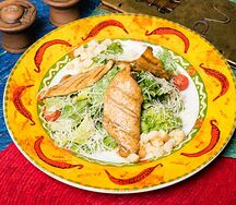 Салат Цезарь чипотл с курицей