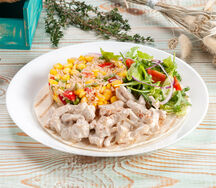 Курица в сливочном соусе с рисом и овощами