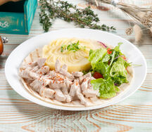 Курица в сливочном соусе с пюре и овощами