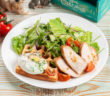 Салат с яйцом пашот