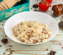 Паста с курицей и грибами в сливочном соусе