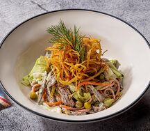 Салат с говядиной и пряной морковью