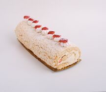 Меренговый рулет с вишней