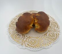 Пирожок сдобный печеный с яйцом и луком