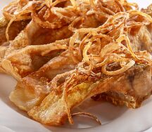 Сазан жаренный с луком стейк