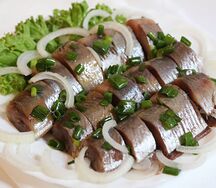 Сельдь малосоленая с луком