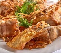 Толстолобик жаренный с луком стейк