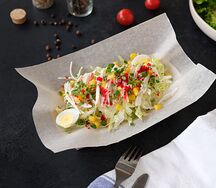 Салат с нежным крабом и соусом Цезарь