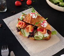 Круассан с лососем