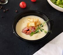 Сырный крем-суп с охотничьими колбасками и пикантными сухариками