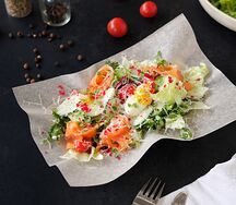 Салат со слабосоленым лососем и томатами черри в сливочном соусе