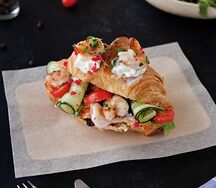 Круассан с креветками гриль