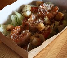 Салат цезарь с креветками