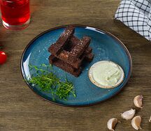 Гренки чесночные с соусом тартар