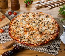 Пицца с куриным филе и грибочками