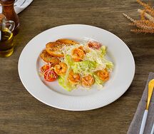 Салат Цезарь с тигровыми креветкам