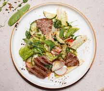 Салат с телятиной и свежими овощами