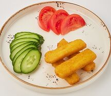 Рыбные палочки со свежими овощами и соусом дзадзики