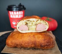 Пирожок с сосиской и картошкой