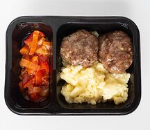 Картофельное пюре с говяжьими котлетами и овощным рагу