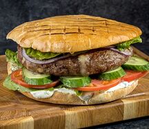 Мали гурманска плескавица у сомуну