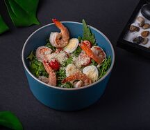 Салат Цезарь с креветками