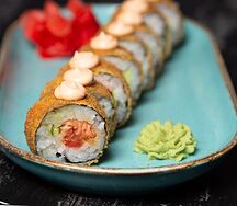 Теплый ролл с копченым лососем