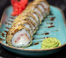 Тёплый ролл с курицей и беконом