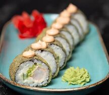 Тёплый ролл с креветкой и сыром