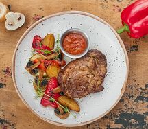 Стейк из свиной шеи с овощами гриль