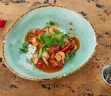 Салат с эквадорскими креветками, молочной моцареллой и соусом Сладкий чили-манго