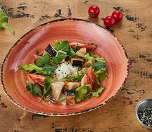 Салат с хрустящими баклажанами, молочной моцареллой и томатами