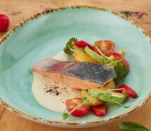 Стейк из Мурманской форели с молодым картофелем, брокколи и соусом лемонграсс