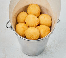 Сырные шарики с соусом на выбор