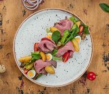 Салат с ростбифом собственного приготовления, молодым картофелем и шампиньонами