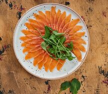 Лепестки слабосоленой Мурманской форели с сочной рукколой