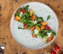 Салат со слабосоленой форелью, нежным творожным сыром и зеленым соусом Чимичурри