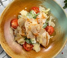 Салат Цезарь с курицей