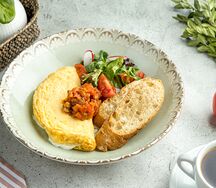 Омлет с крем-чизом и рататуем