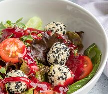 Салат с томатами, кунжутным сыром фета и малиновым соусом