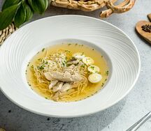 Домашний куриный бульон с лапшой и кусочками цыпленка